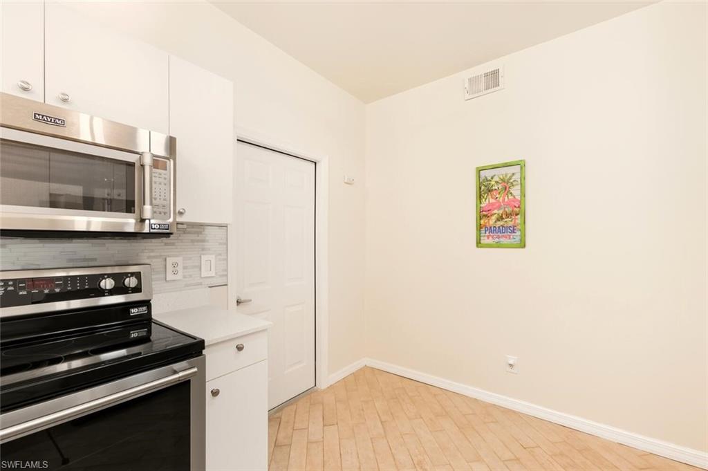 636 Windsor SQ 102 photo 9