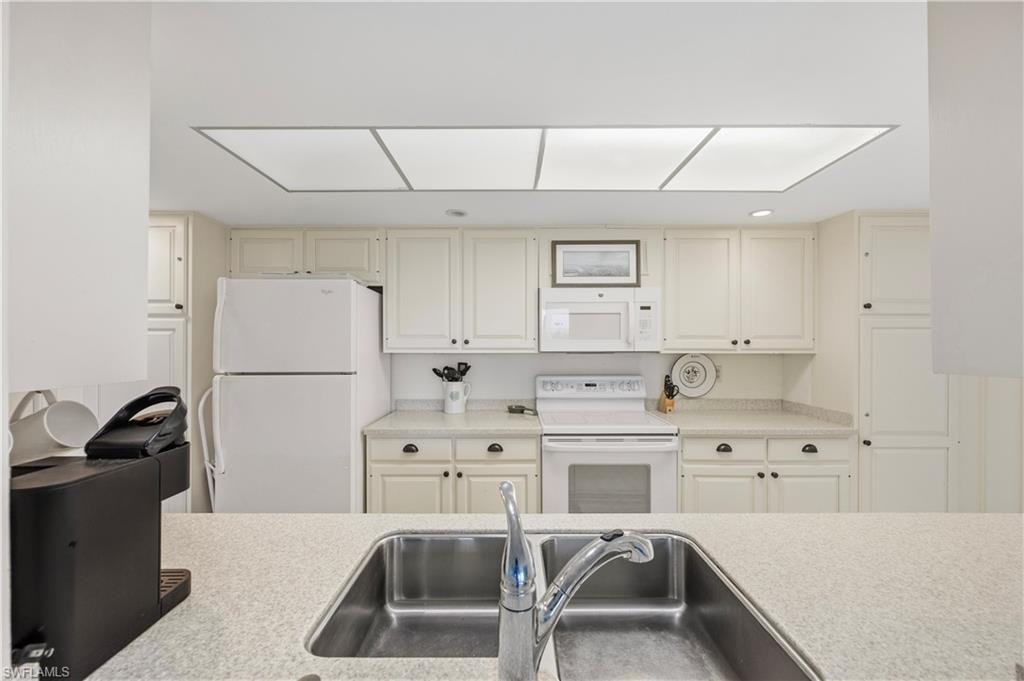 Pass Through/Opening to Living area