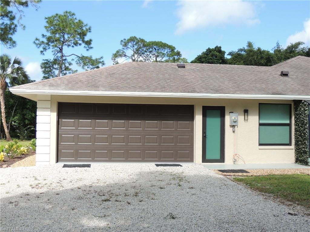 Side garage with door to access the yard
