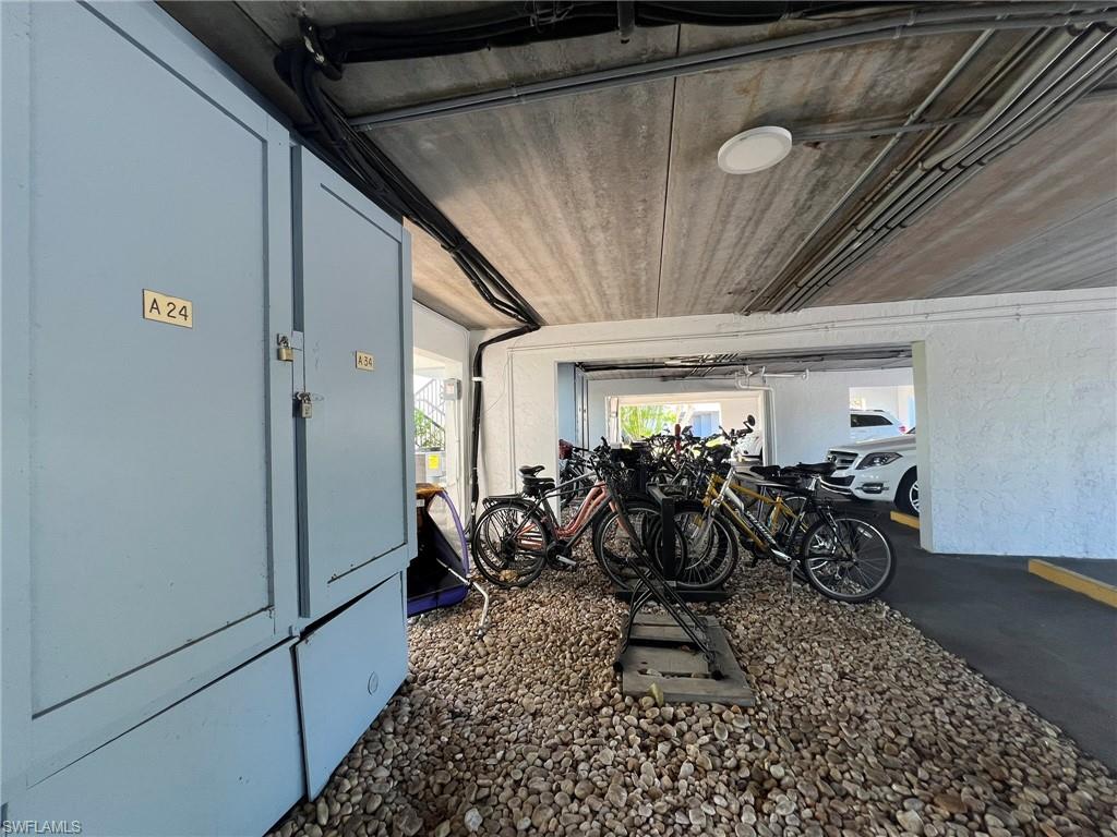 Garage featuring a textured wall