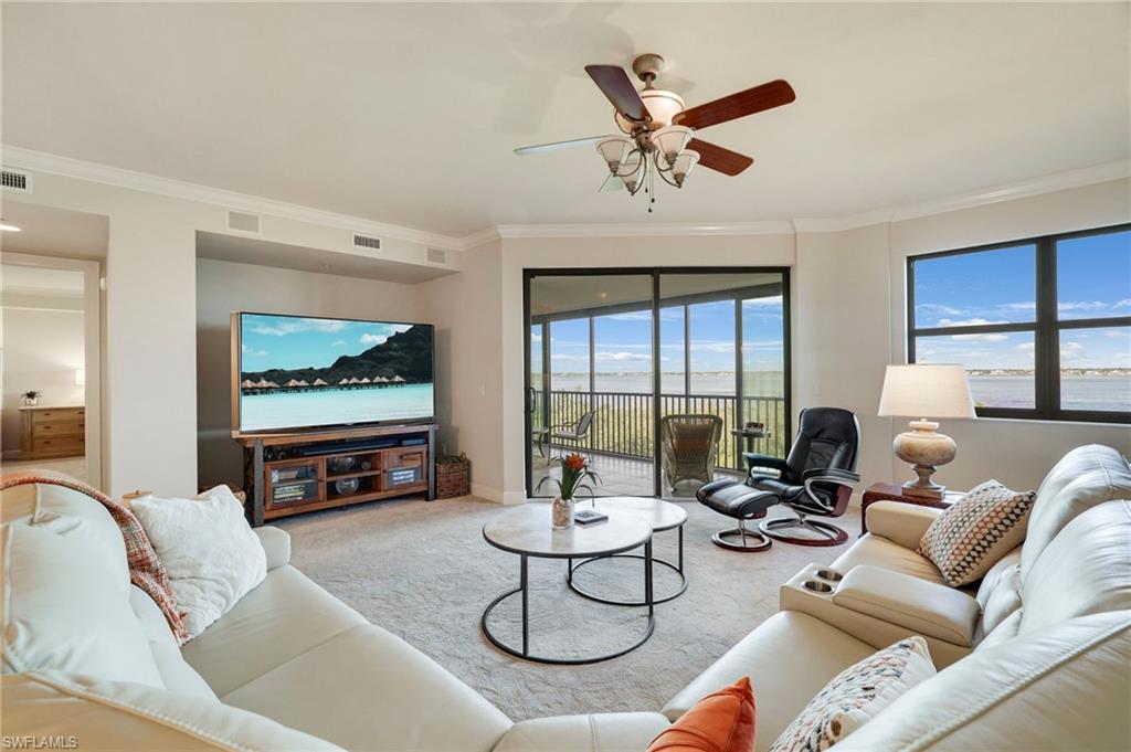 Living Room with crown molding and  9' ceilings