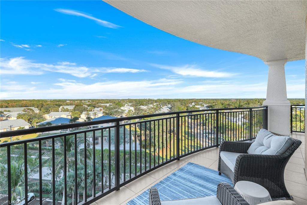 Shared balcony between guest suites