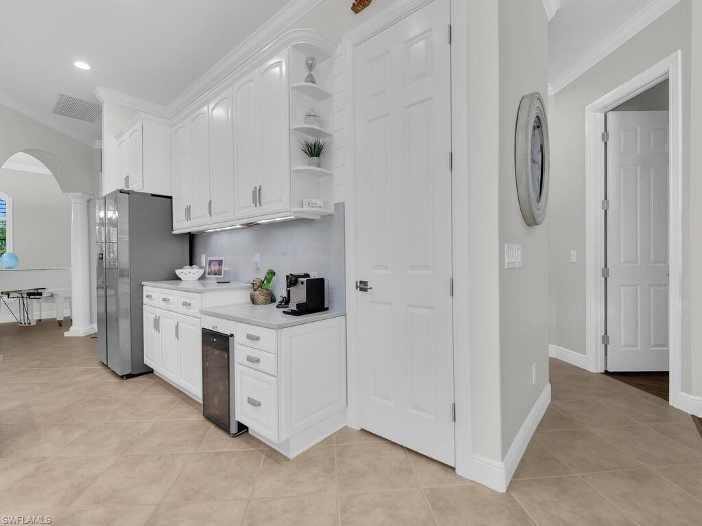 Kitchen w/ Beverage Coover