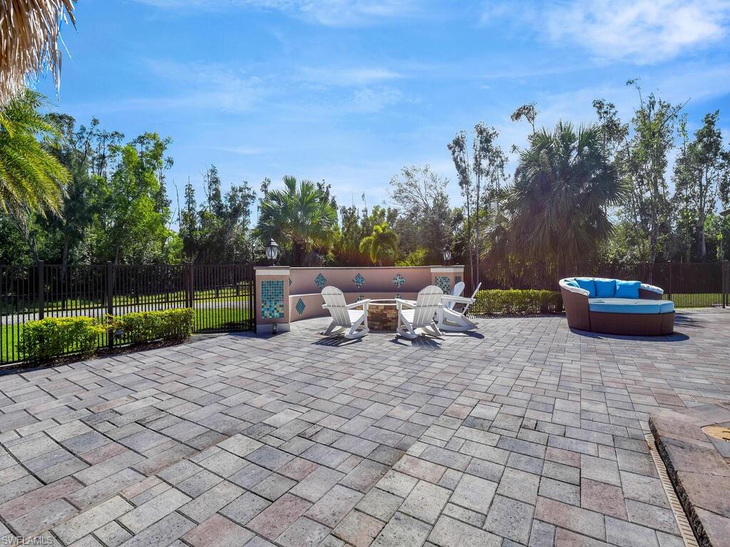 Fire Pit & Lounging Area