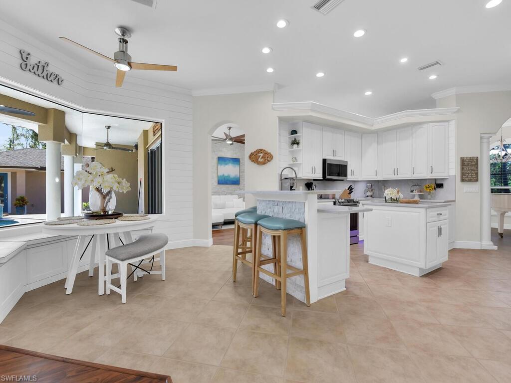 Breakfast Nook & Breakfast Bar