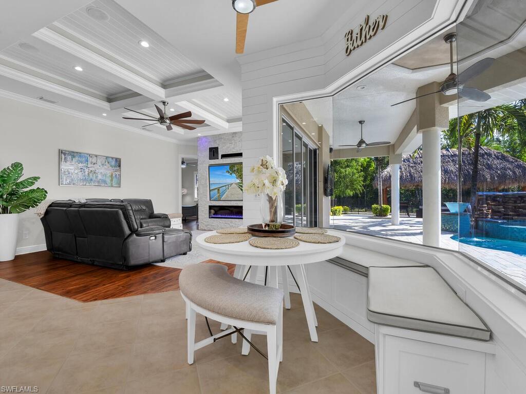 Breakfast Nook w/ Aquarium Window