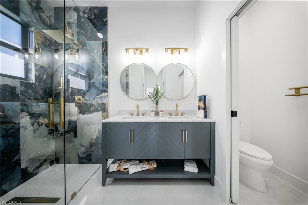 Unfurnish ed bedroom with baseboards and a closet
