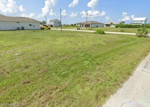 View of grassy yard