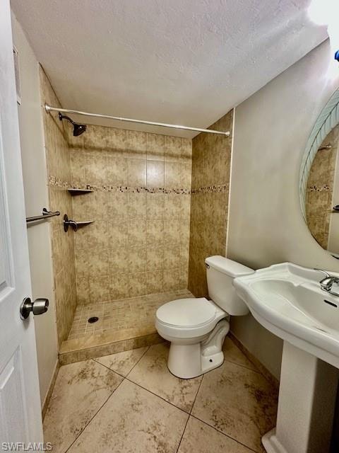 Full hall bathroom waiting for you!