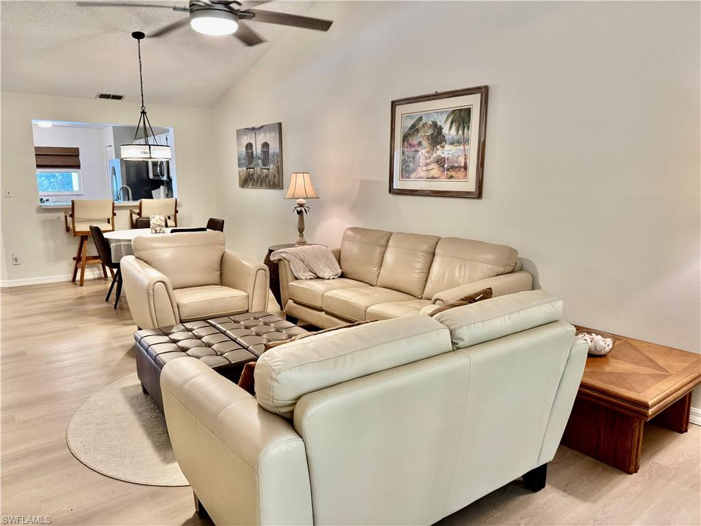 645 Squire CT 202 photo 18