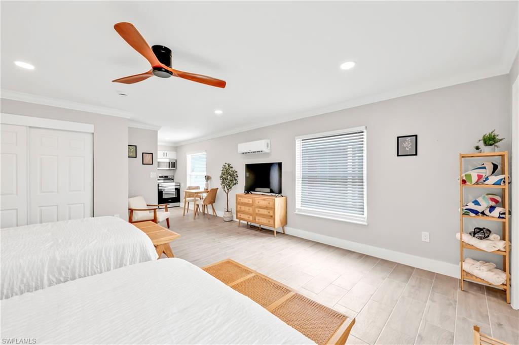 Bedroom featuring light wood-style flooring, a closet, recessed lighting, ornamental molding, and ceiling fan