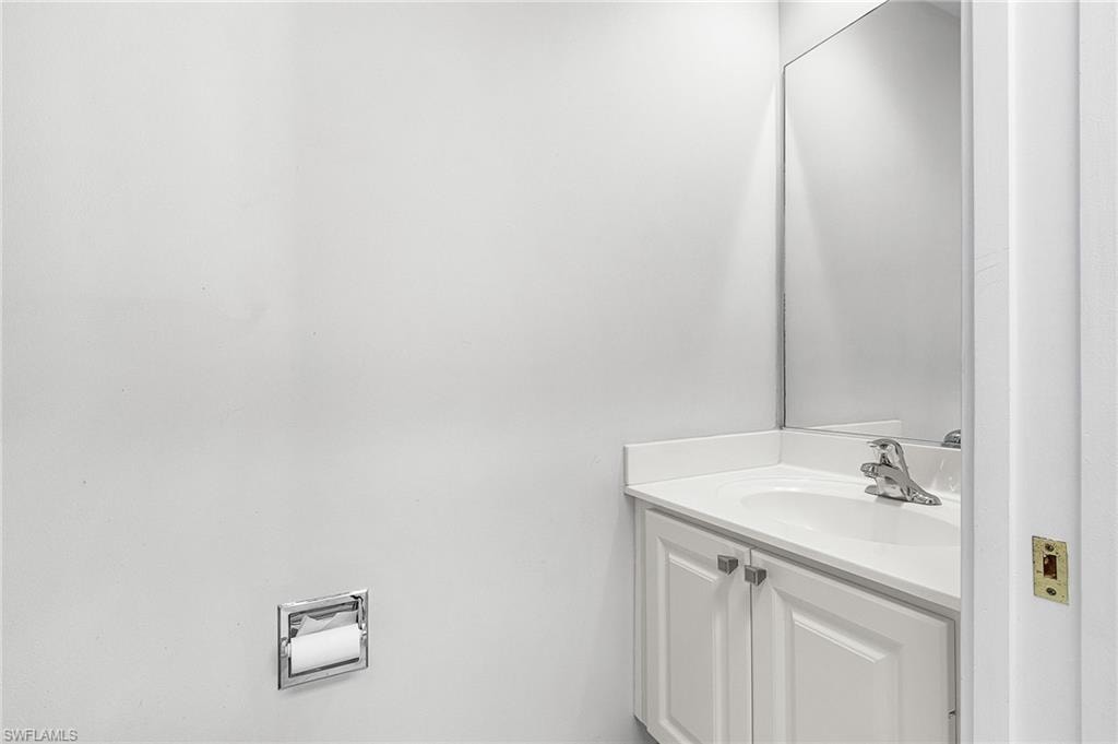 DOWNSTAORS 1/2 BATH