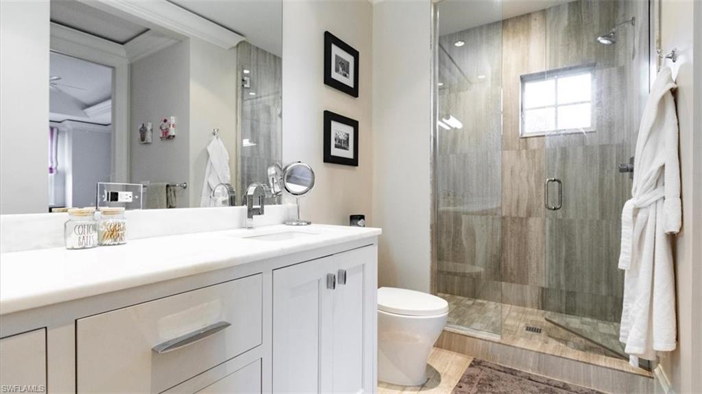 bedroom suite's bathroom