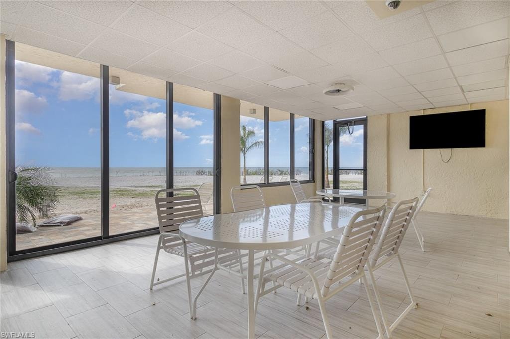 Common social area facing the beach