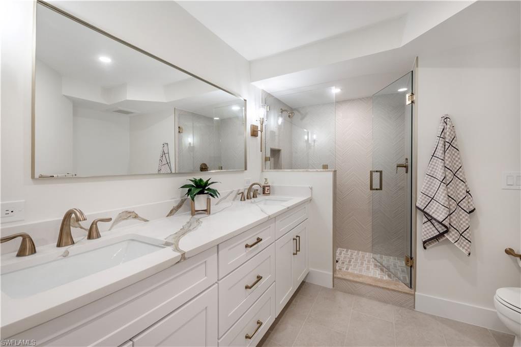 Large Dual sinks & beautiful finishes.