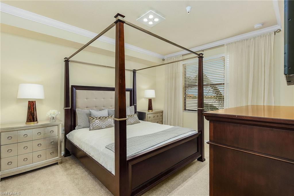 Master bedrm with king size bed.