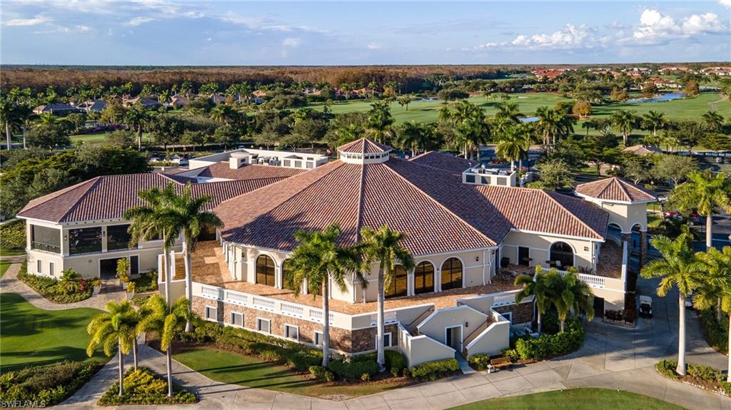 Fine dining and beautiful golf views at the Clubhouse.