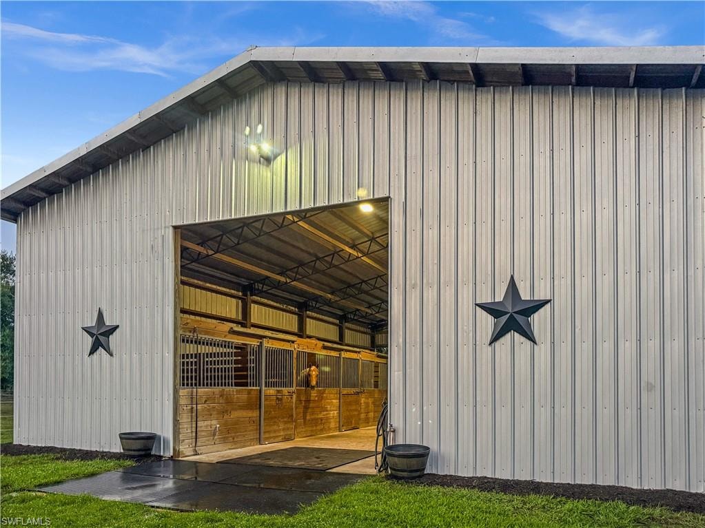 48x 60 barn with horse stalls and guest apartment