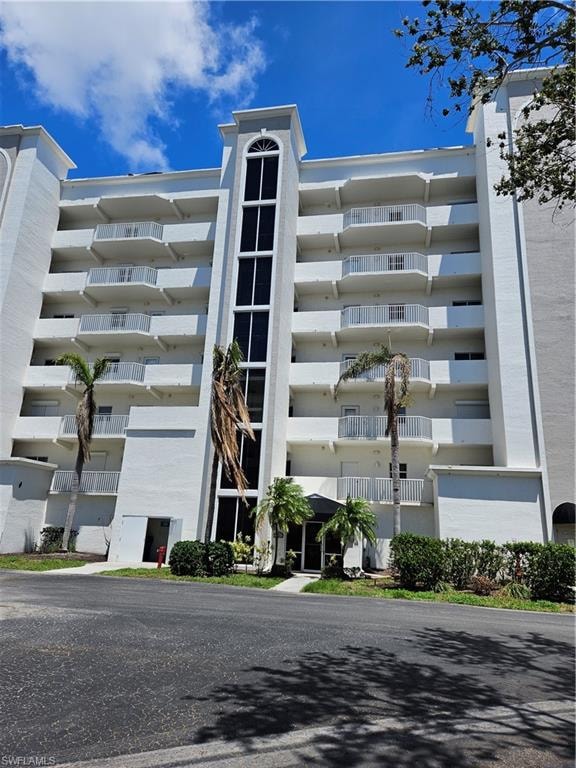 View of apartment building / complex
