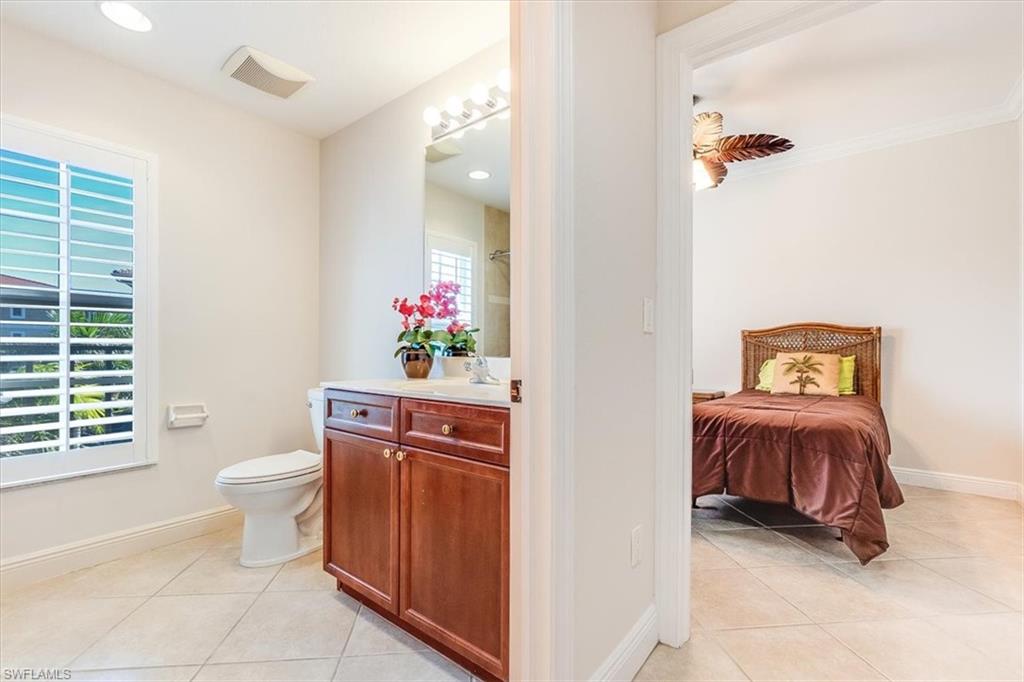 Guest bathroom, tub/shower combo