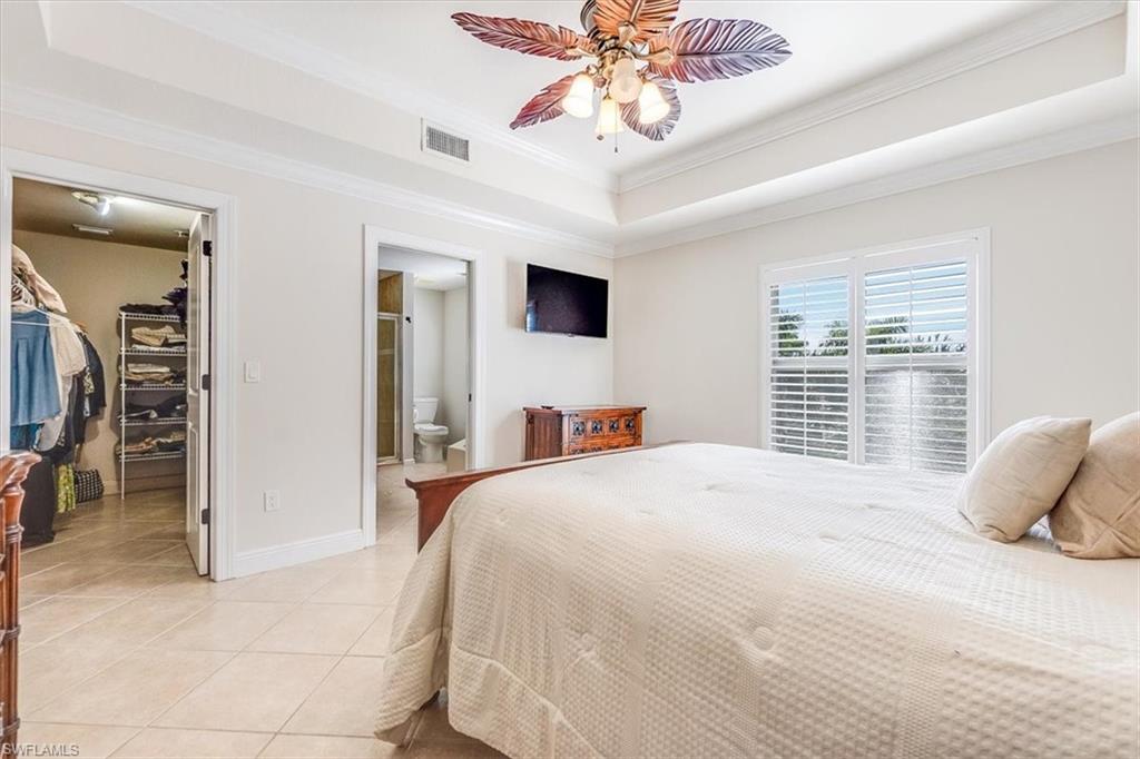 Primary room, large & wide walk-in closet