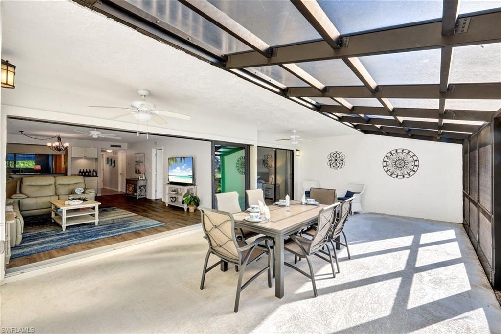 Perfect for Dining, Doors Pocket together