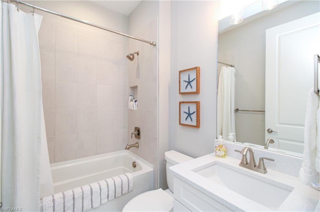 Full bathroom featuring vanity, toilet, and shower / bath combo