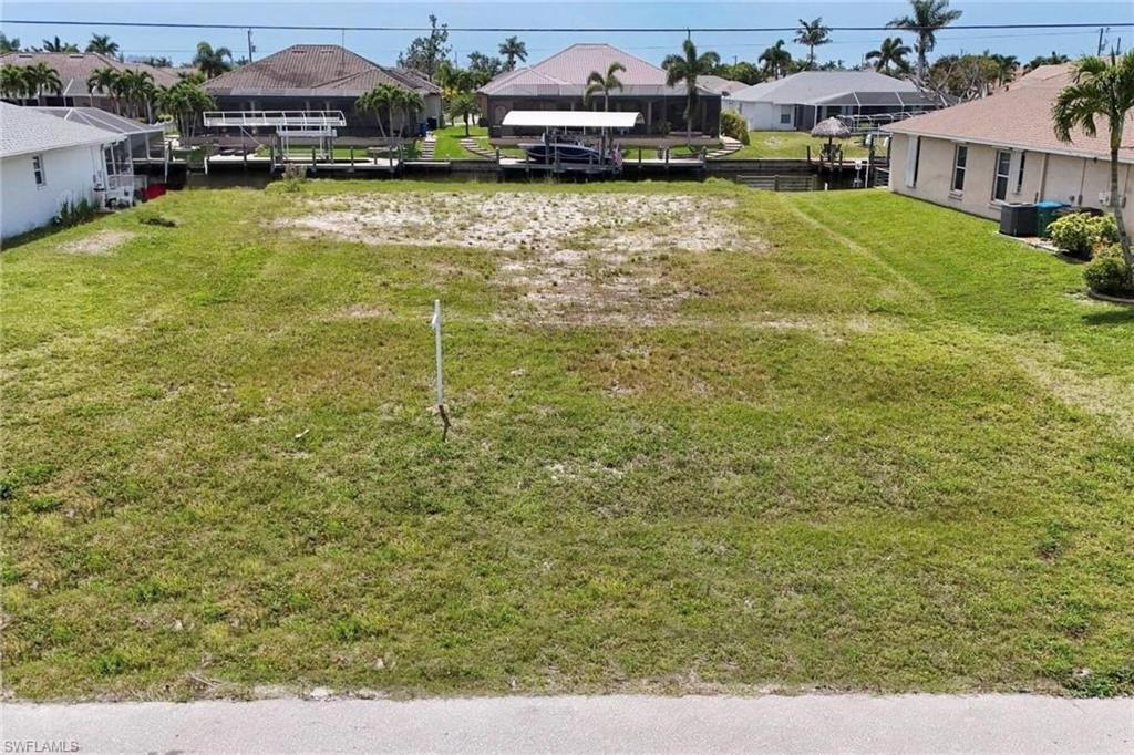 View of grassy yard featuring a residential view