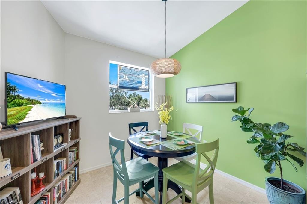 second dining area/breakfast area
