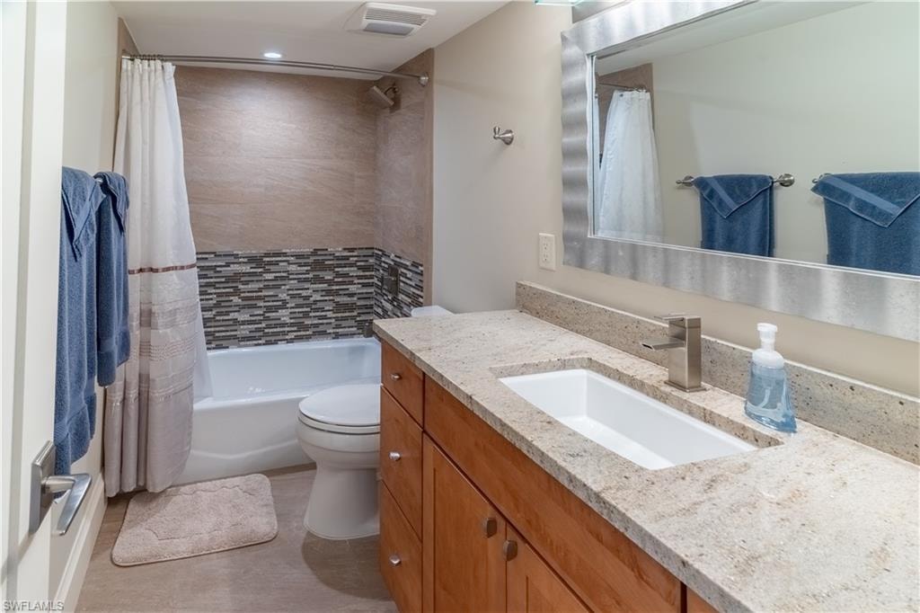 Full bath with vanity and shower / tub combo with curtain