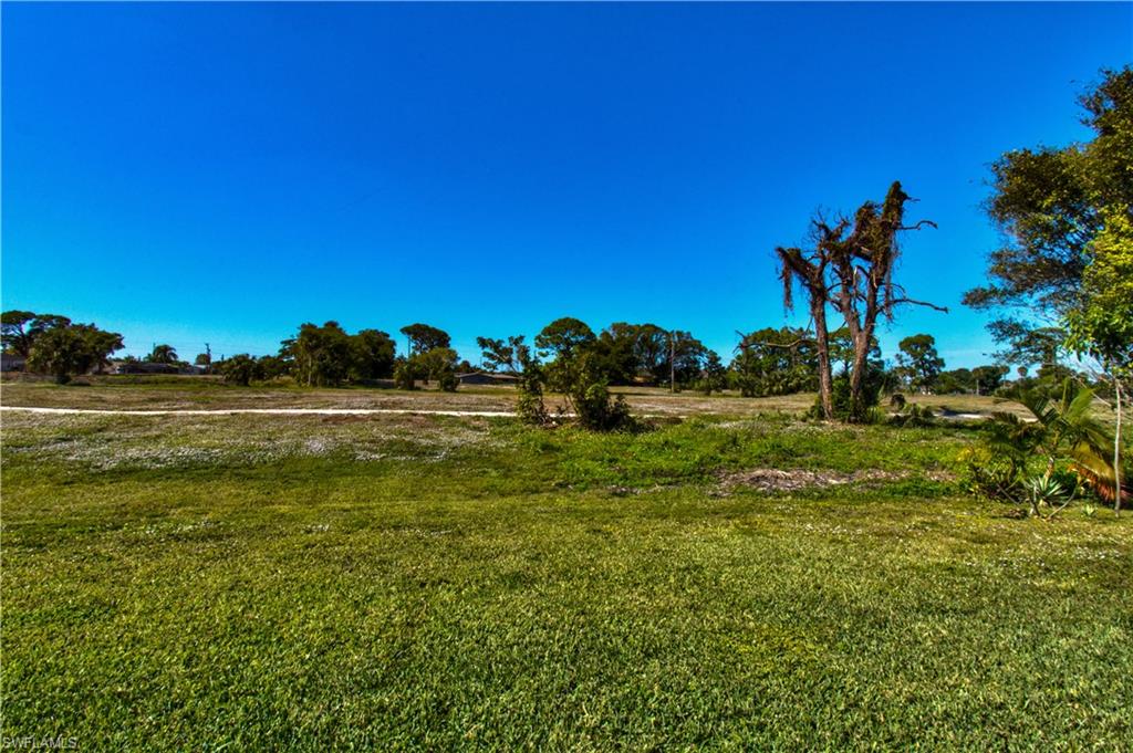 View of grassy yard featuring a rural view