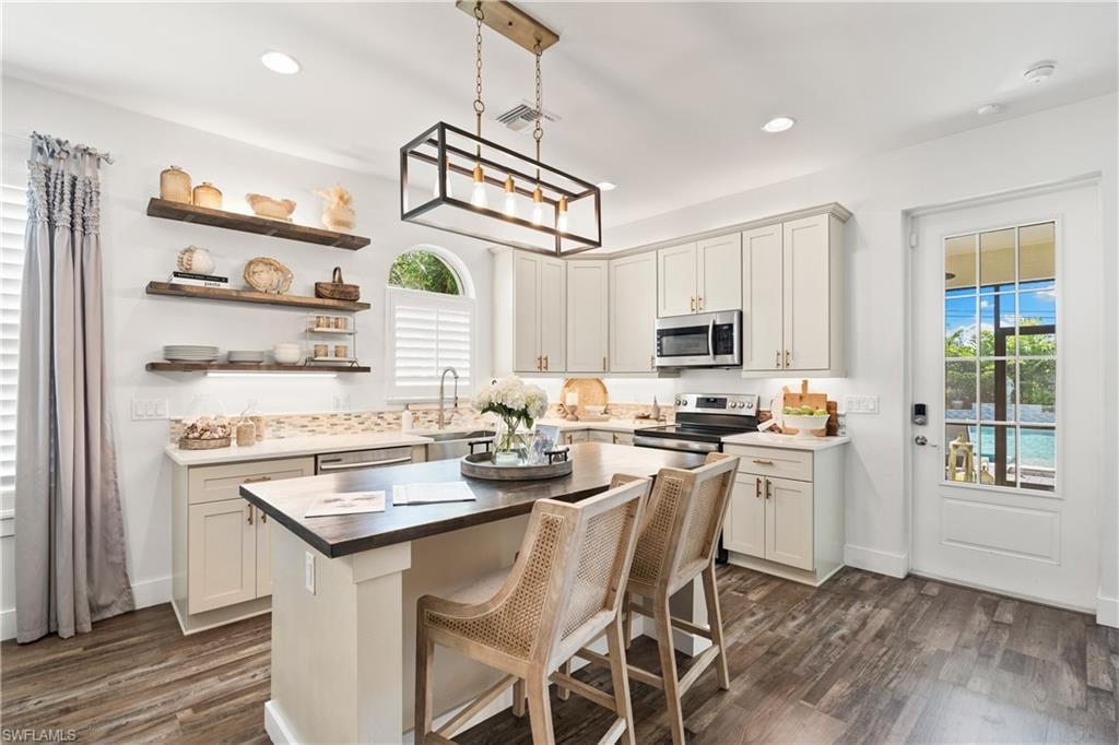 Open kitchen, to enjoy the cooking experience