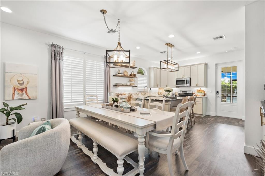 Open dining great for sharing & entertaining