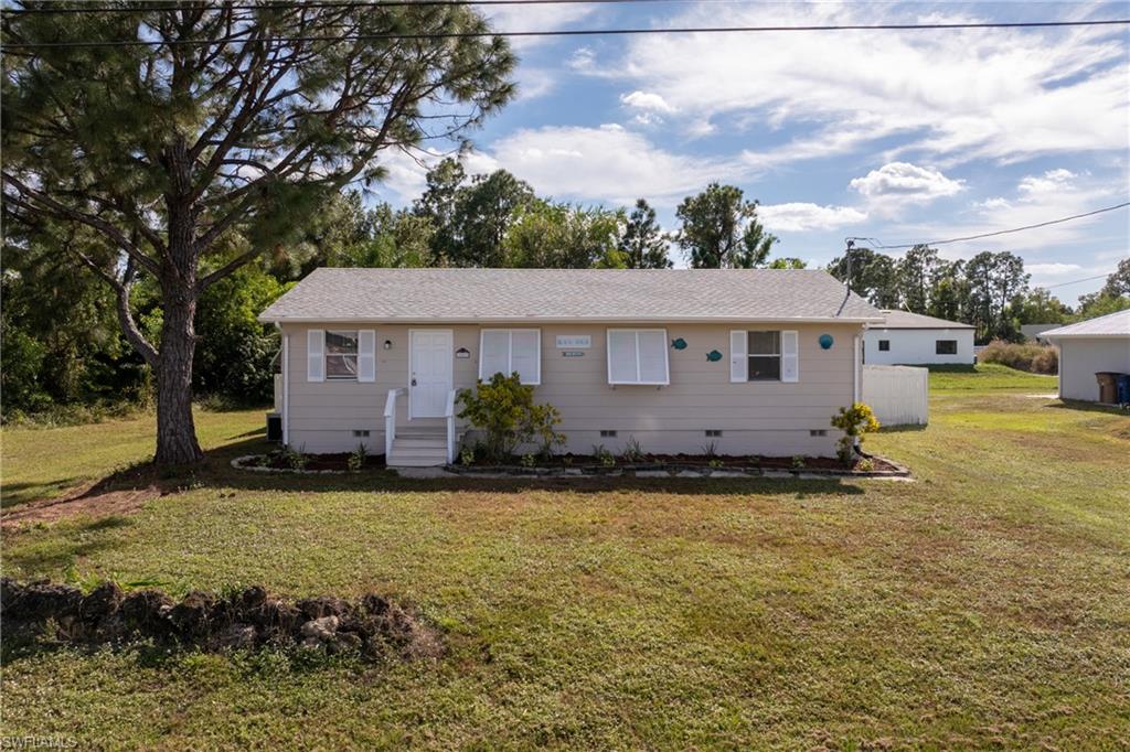 View of front of house featuring crawl space and a front lawn