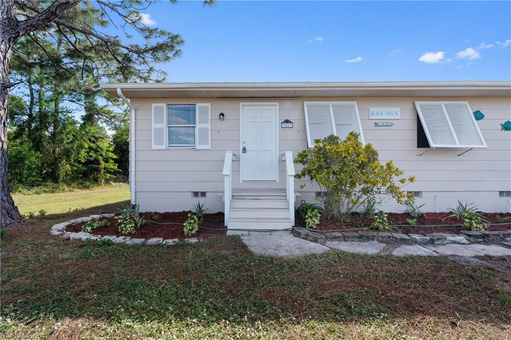 Bungalow featuring crawl space and a front lawn
