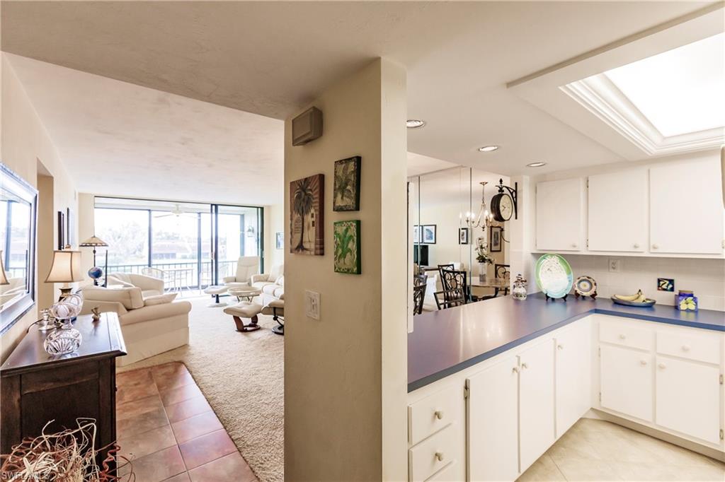 4585 Trawler CT 302 photo 23