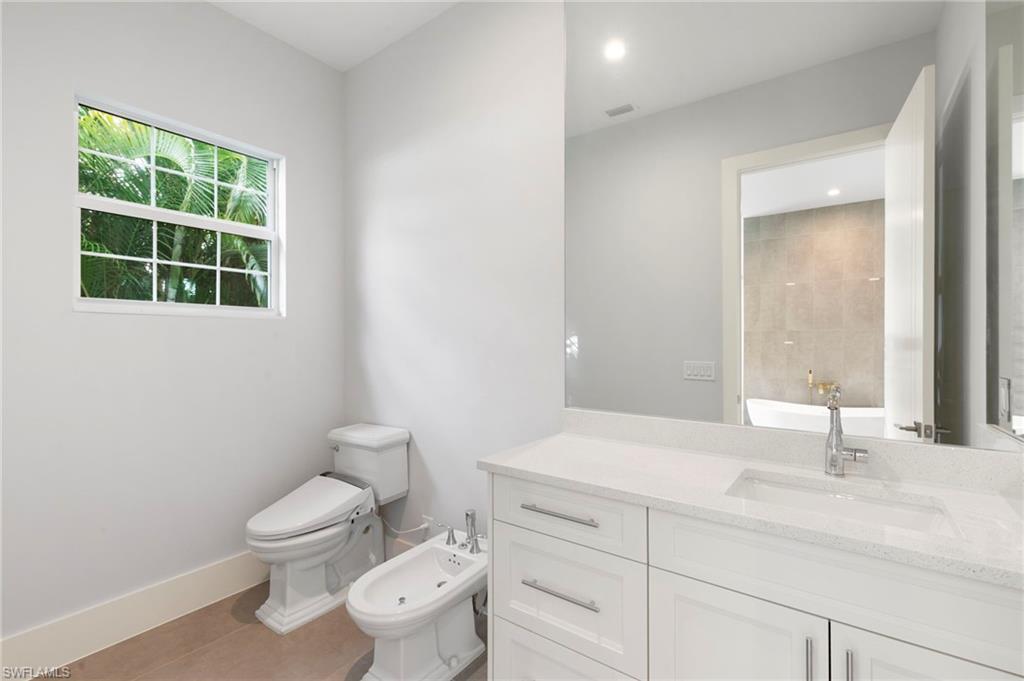 1086 Michigan AVE photo 23