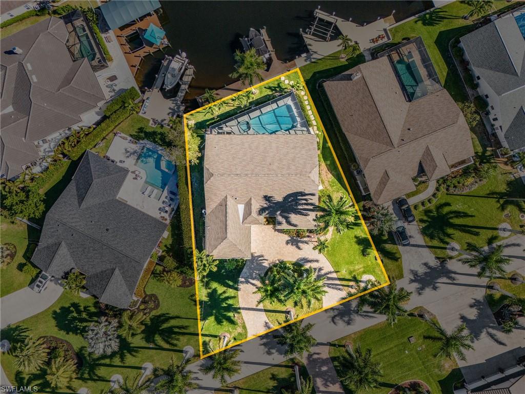 Aerial view of residential area featuring property parcel outlined
