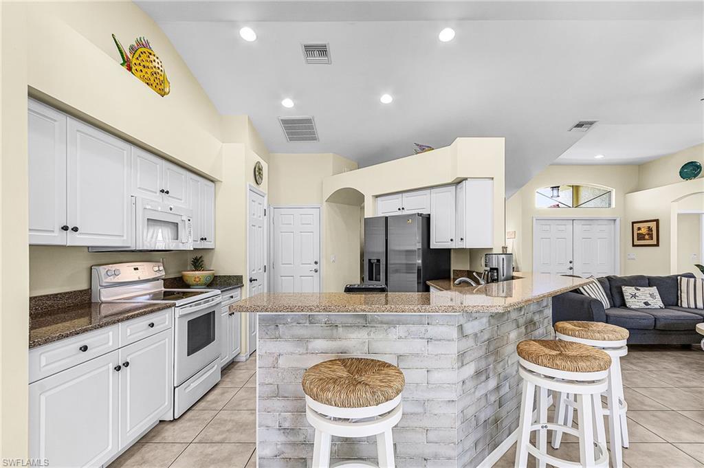 Kitchen with Breakfast Bar