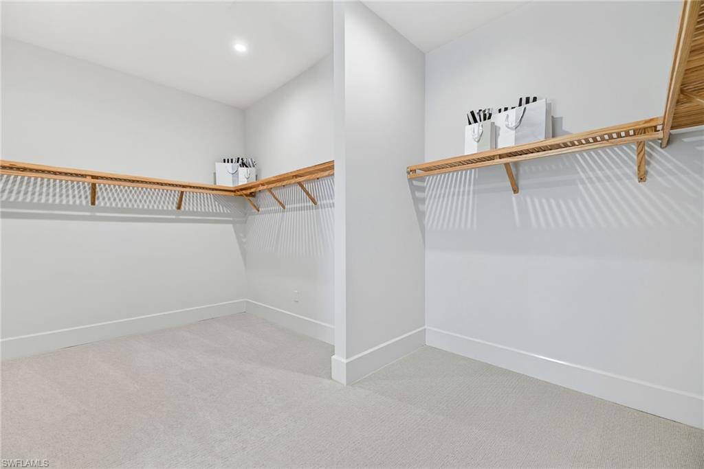 Master walk-in-closet