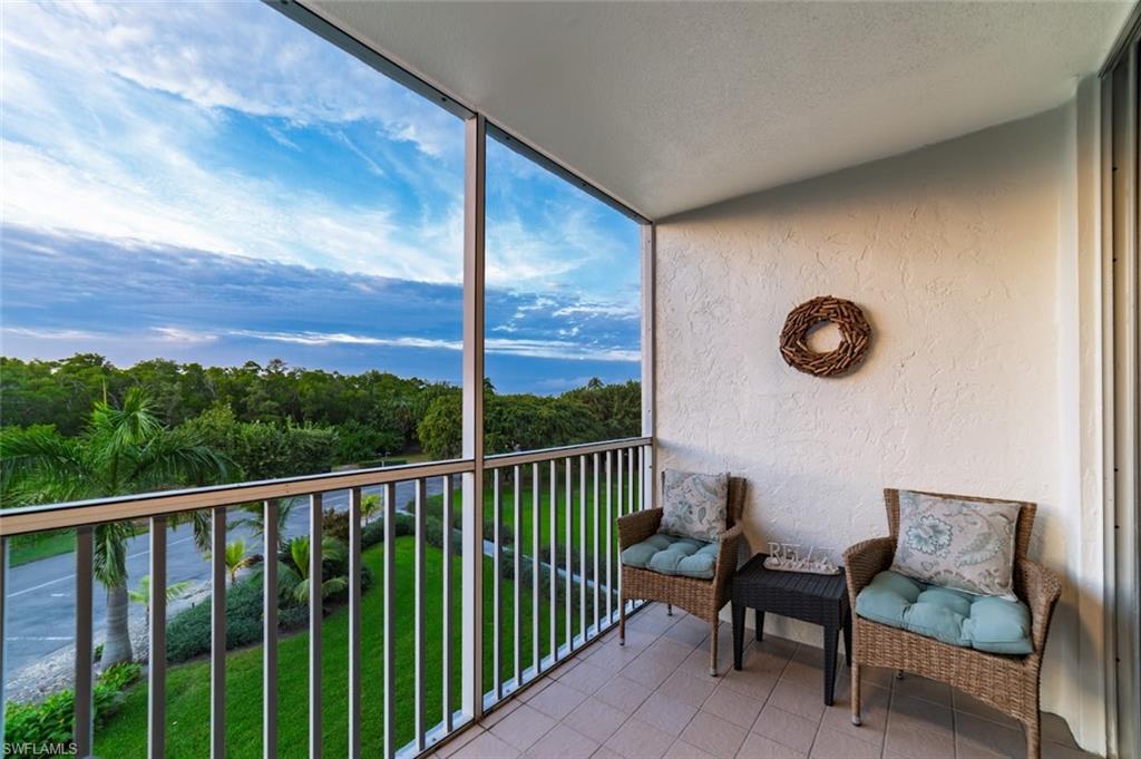 downstairs screened balcony