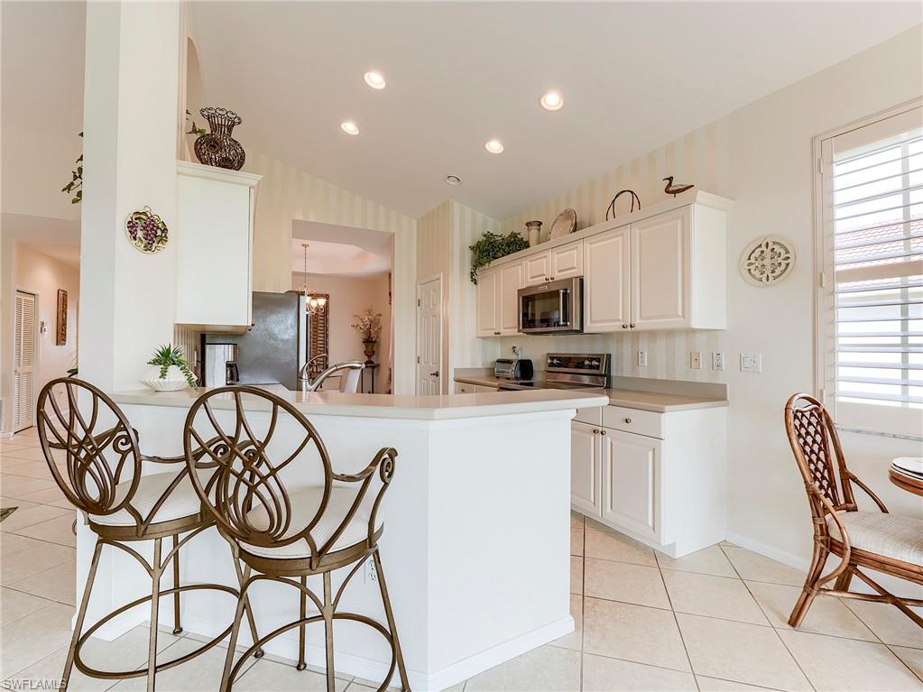 Breakfast bar at kitchen