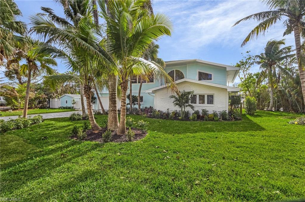 View of front of house featuring a front lawn