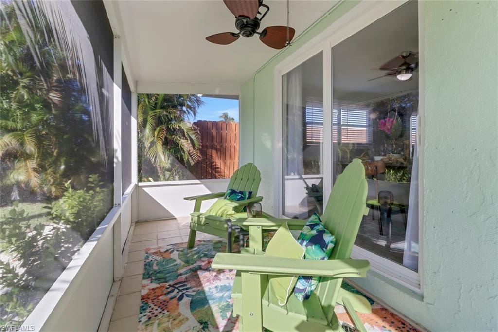 Sunroom / solarium with ceiling fan