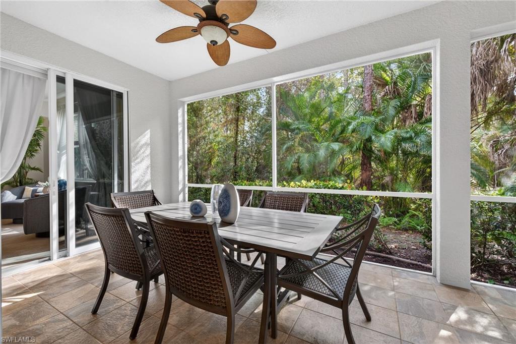 Outdoor dining for 6 on screened lanai