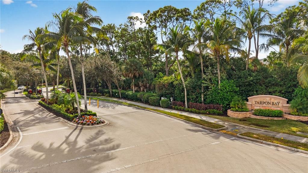 Tucked near shopping & dining, 20 mins to airport