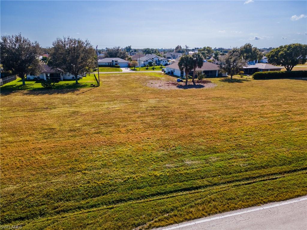 View of green lawn with a residential view