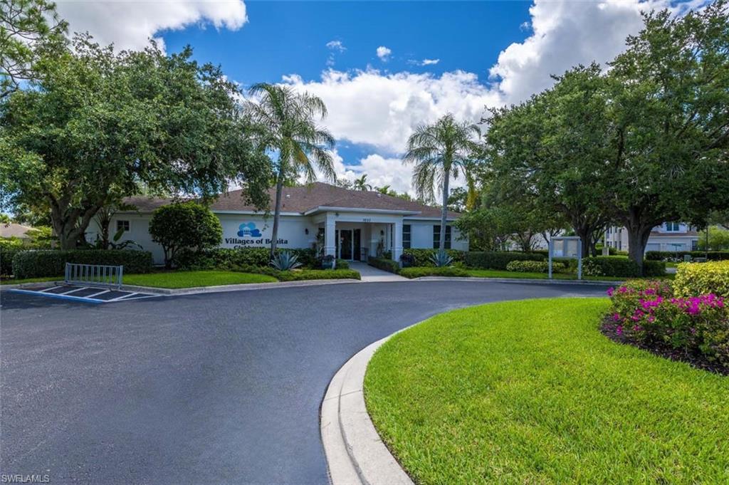 Ranch-style house with a front yard