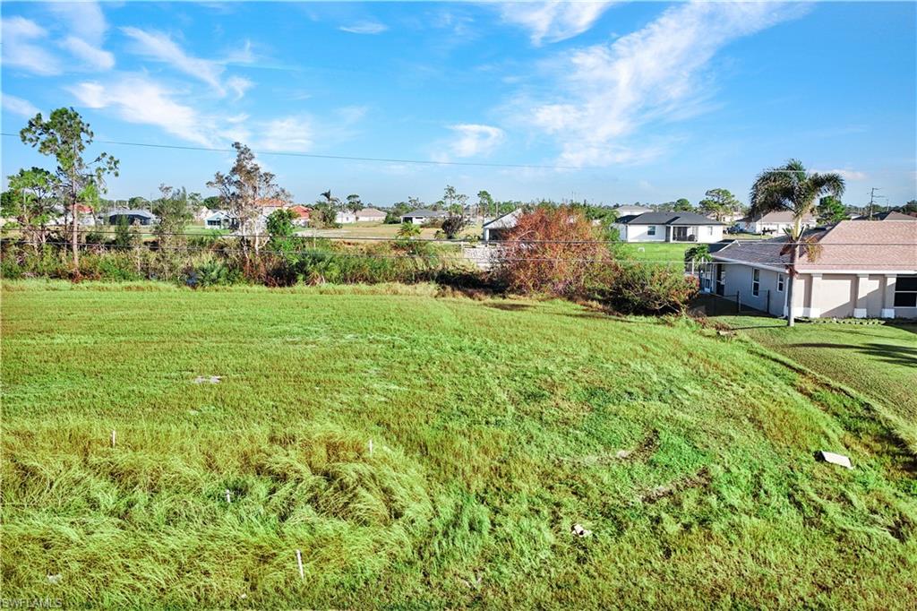 View of yard with a residential view