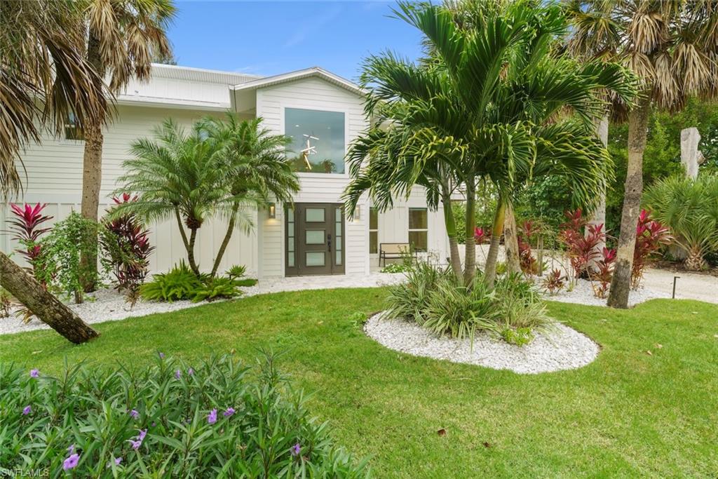 View of front of house featuring a front yard